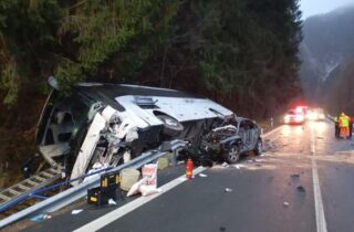 Pri Dolnom Kubíne sa stala tragická nehoda, zrážku osobného auta s autobusom neprežila 18-ročná spolujazdkyňa